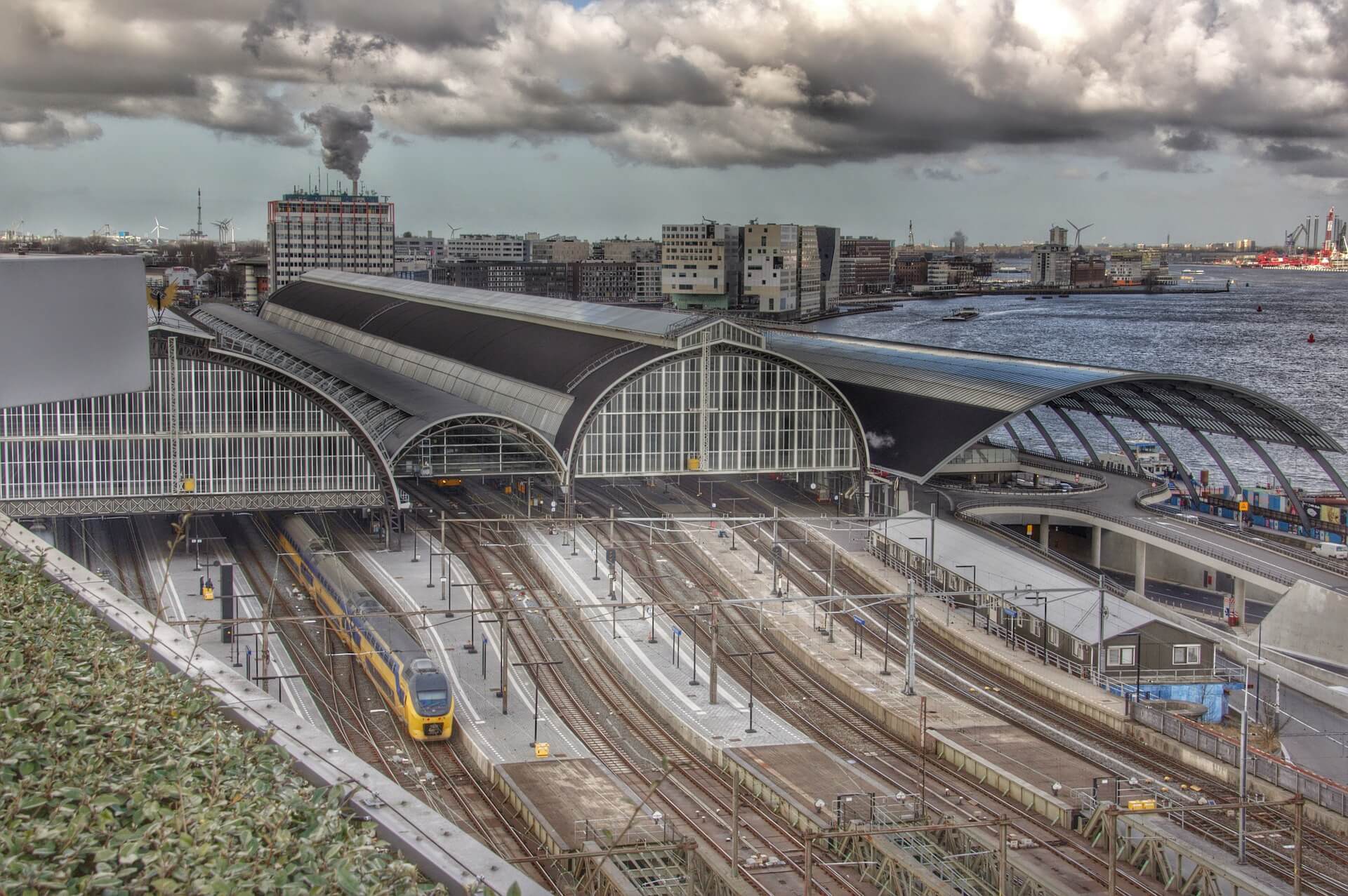 amsterdam city center train station to schiphol airport